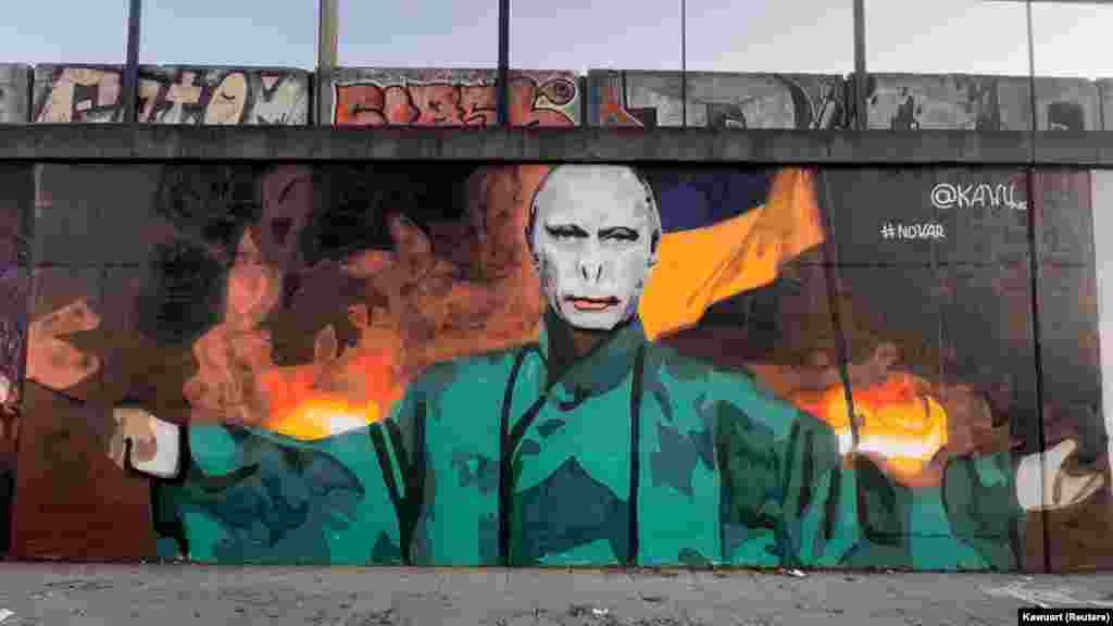 Путін в образі лиходія з книги Джоан Роулінг про Гаррі Поттера – Лорда Волдеморта. Мурал у Познані (Польща) намалював вуличний художник Кавуарт. 