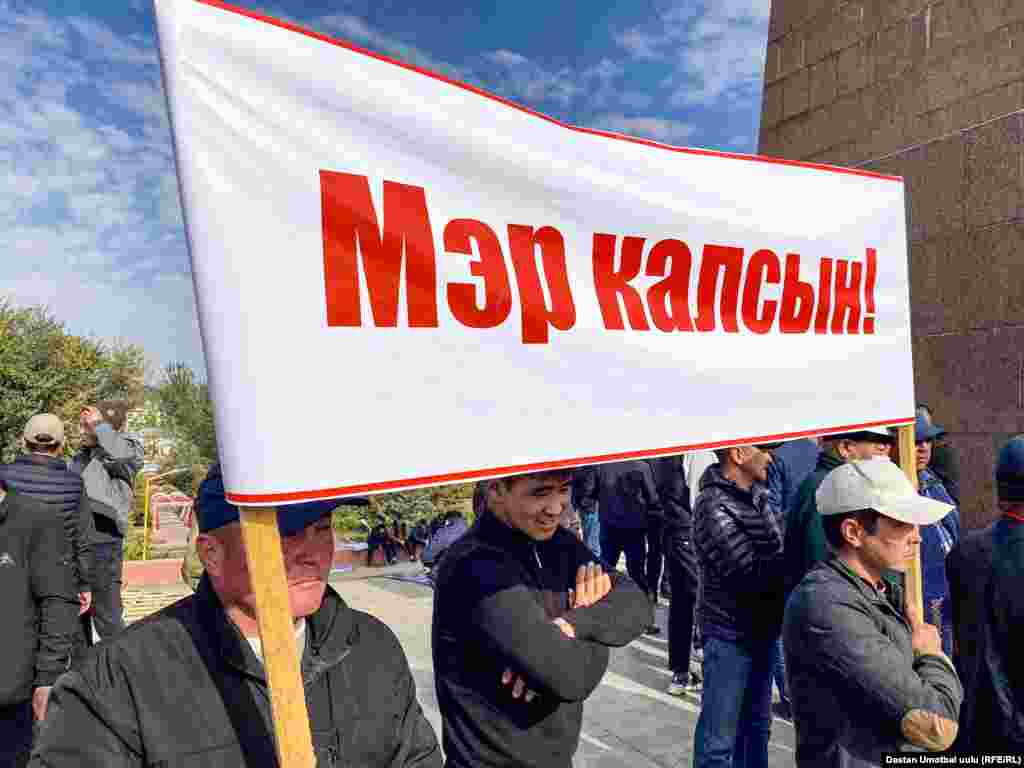 "Мен шайланган, мыйзамдуу мэрмин. Жаңы шаардык кеңештин депутаттары келип, жаңы мэр шайланганга чейин укуктуу мэр болуп турам", — деди Сарыбашов. 14:27, 7-октябрь, 2020-жыл.