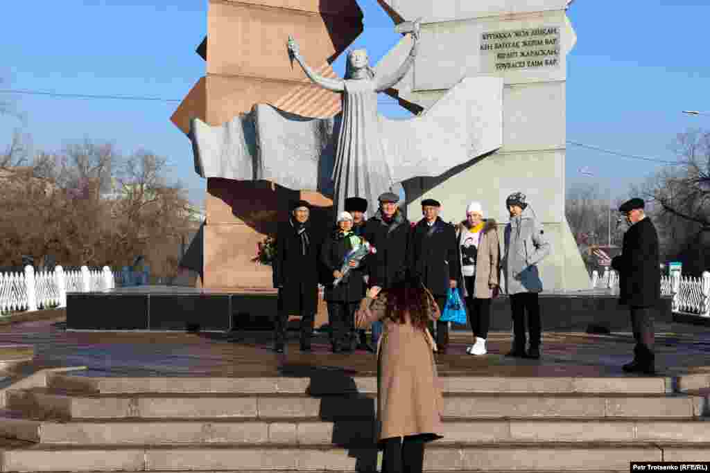 Әкімдік шарасы өтіп жатқанда бір топ адам сол маңдағы Желтоқсан оқиғасына арналған "Тәуелсіздік таңы" монументіне де гүл шоқтарын қойды. 