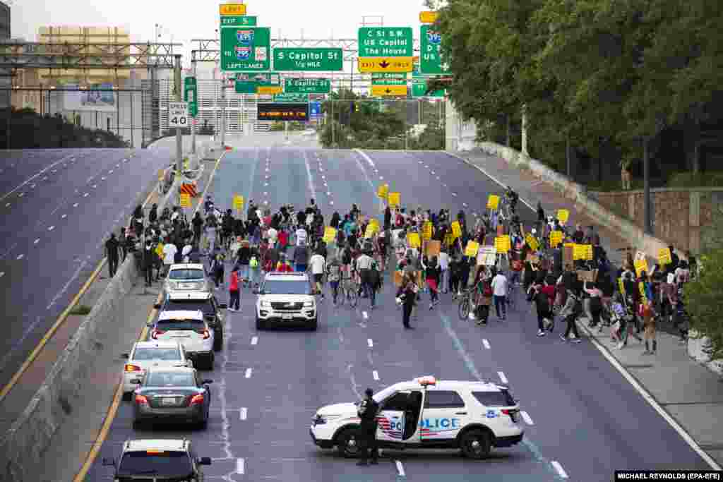 Протестувальники перекрили Interstate 395 – Міждержавне шосе 395 – шосе, яке проходить через столицю країни, під час акції протесту, на якій вимагали справедливого розслідування смерті Джорджа Флойда і расової рівності. Вашингтон, округ Колумбія, США