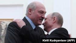 Олександр Лукашенко (ліворуч) і президент Росії Володимир Путін під час зустрічі в Москві (архівне фото)