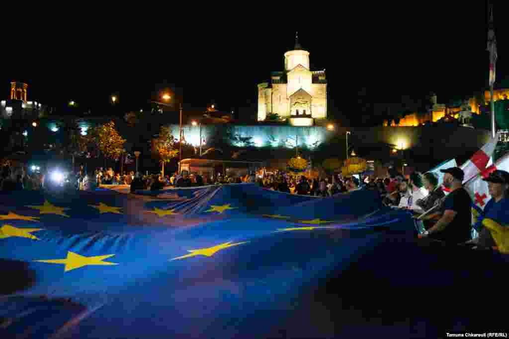 Organizațiile neguvernamentale care au chemat oamenii în stradă le-au spus că &bdquo;Europa este o alegere şi o aspiraţie istorice pentru georgieni, pentru care toate generaţile au făcut sacrificii&rdquo;.&nbsp; &nbsp;