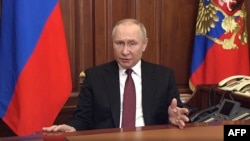 Путин Русия гаскәрләрен Украинага кертү турында игълан итә, архив фотосы