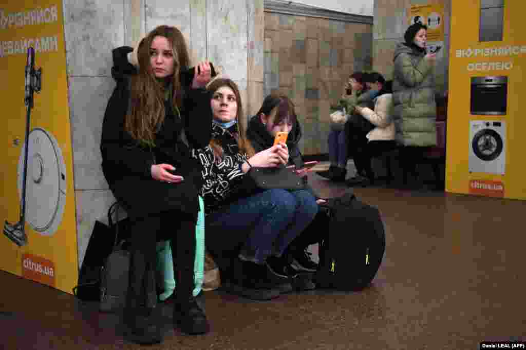 Мардум аз тарси мушакҳои Русия ба як истигоҳи метро дар Киев паноҳ бурдаанд.