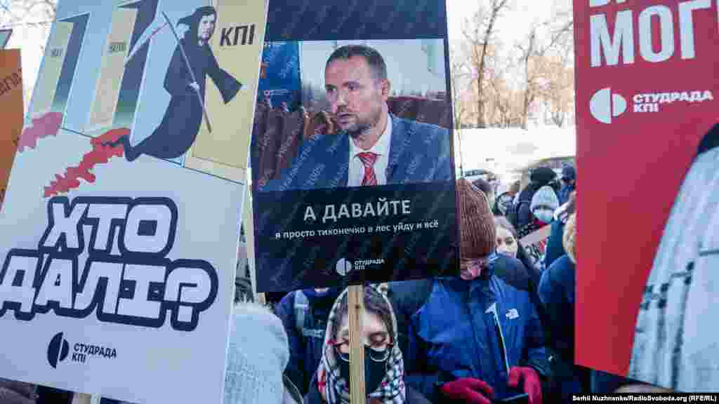 «Ми не отримали прямої позиції прем'єра щодо відставки Сергія Шкарлета. Водночас прем'єр запевнив, що він «на стороні студентів». Він прийняв від нас усне звернення й розпочинає політичні консультації з Верховною Радою. Ми будемо страйкувати до виконання наших вимог, зокрема звільнення Шкарлета», – йдеться у заяві студентів 