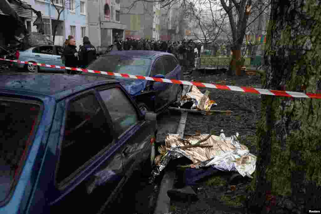 Кроме погибших в вертолете погибли также несколько детей, которые находись на территории детского сада "Родничок": по информации главы Киевской областной военной администрации Алексея Кулебы, их трое