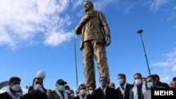 عکس یادگاری مسئولان با مجسمه سلیمانی