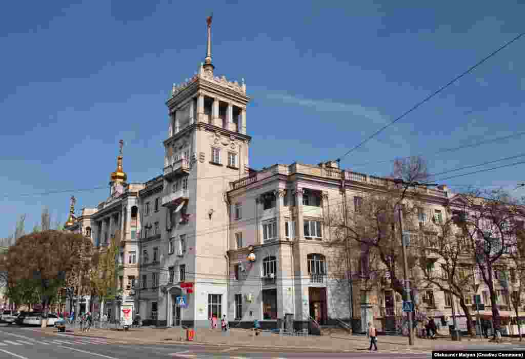 Адзін з двух гістарычных «шпілепадобных дамоў» у цэнтры Марыюпалю, сфатаграфаваны ў траўні 2021 году.