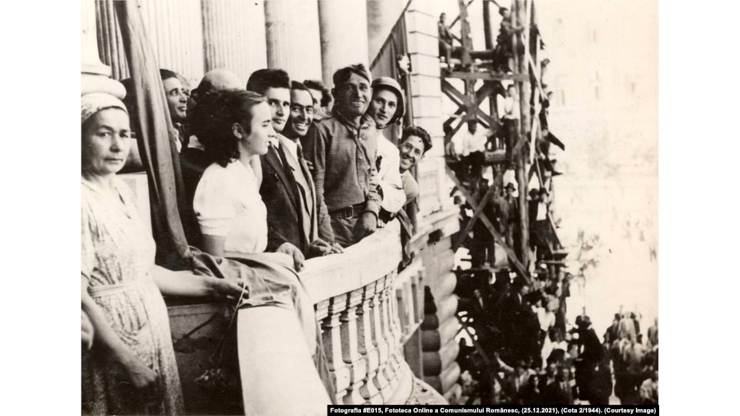 Elena Ceaușescu și Nicolae Ceaușescu în tinerețe, în timpul unei manifestații.