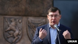 Луценко: комісія експертів і залучених фахівців вивчила 988 томів у справах про розстріли на Майдані