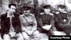 Слева направо - Гейдар Алиев, Мустафа Мустафаев - начальник отдела, где работал Г.Алиев. Фото из личного архива М.Мустафаева (1910-1994), первая половина 50-х годов.