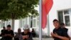 Чек арада ондогон адамдын өмүрү кыйылганына байланыштуу Кыргызстанда жарыяланган аза күтүү күнүндө тартылган сүрөт. 19-сентябрь, 2022-жыл. Баткен. 