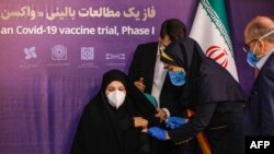 Перша піддослідна: урочистий початок першої фази клінічних випробувань власної іранської вакцини проти COVID-19, Тегеран, 29 грудня 2020 року. А потрібні загалом три фази