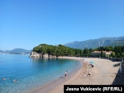 Plaja Milocer, situată la aproximativ 400 de metri nord de insula Sveti Stefan.