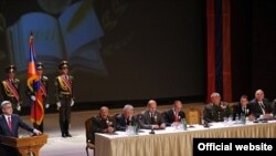 Президент Армении Серж Саргсян выступает на Первом общеармейском съезде молодых офицеров Вооруженных сил РА, 9 июля 2011 г.