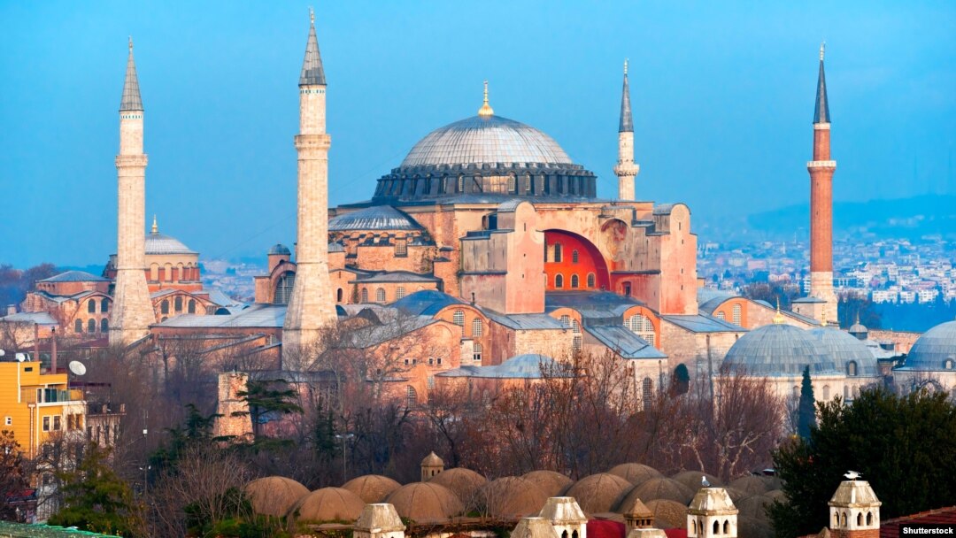 După aproape o sută de ani, Hagia Sofia redevine moschee.