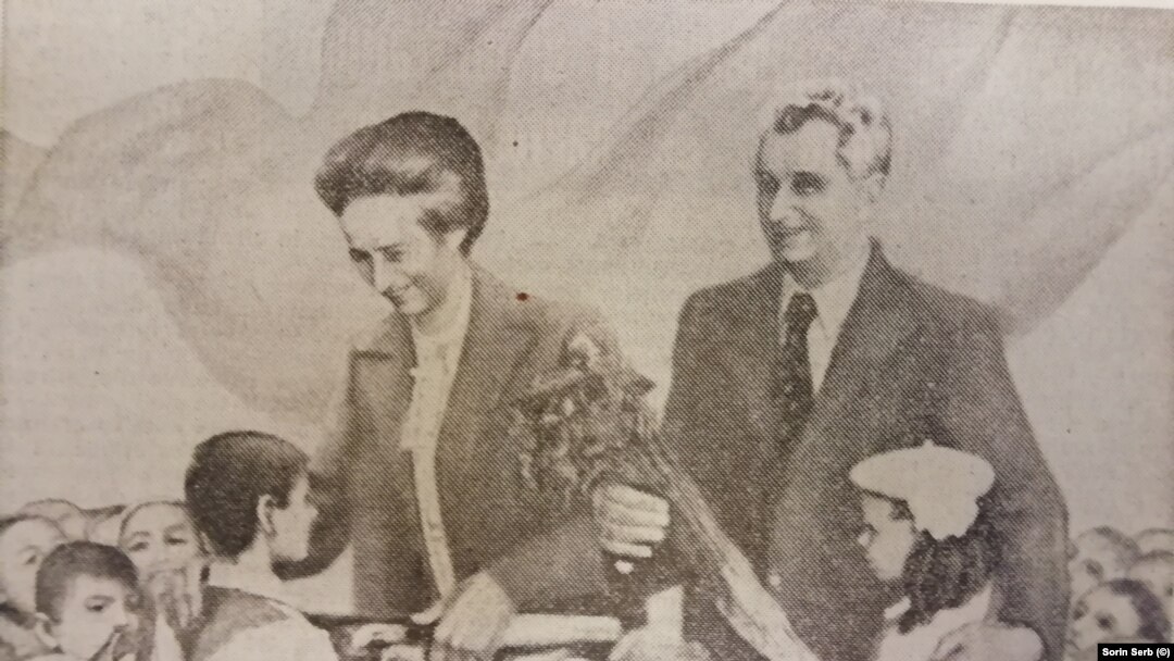 Sfânta Familie Comunistă, doi academicieni de „renume mondial”. De Ziua Femeii, Elena Ceaușescu, recent desemnată Erou al Muncii Socialiste, e imaginea tuturor femeilor din România. „Omagiu” de Constantin Nițescu.