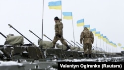 Українські військовослужбовці під час церемонії передачі армії зброї, військової техніки та літаків на військовому аеродромі під Житомиром, 5 січня 2015 року