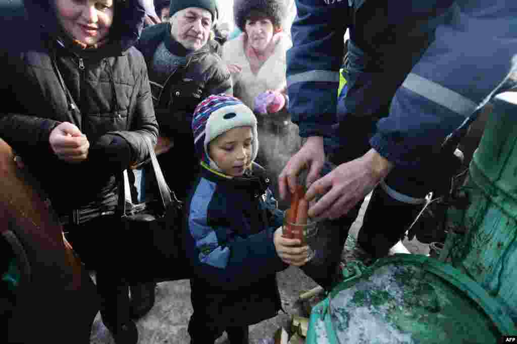 Працівники ДСНС роздають гарячу їжу мешканцям Авдіївки, 1 лютого 2017 року ПЕРЕГЛЯНЬТЕ ФОТОГАЛЕРЕЮ: ЯК РЯТУЄТЬСЯ АВДІЇВКА