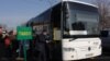 Пассажиры у автобуса, следующего из Шымкента в Ташкент. Южно-Казахстанская область, 5 января 2018 года. Иллюстративное фото.