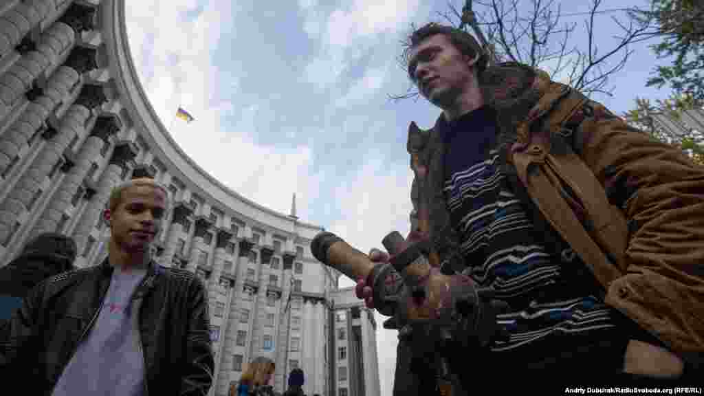 Один із учасників мітингу приніс з собою «бонг», зроблений у вигляді булави