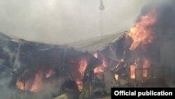 Москва вилояти Солнечногорск шаҳарчасидаги қурувчилар ётоқхонасида юз берган ёнғин. Россия ФВВ Москва вилоят бошқармаси фотоси.