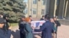 Хешовандони Саидаҳмад Ортиқов дар назди бинои ҳукумати Қирғизистон дар рӯзи 12-уми ноябр