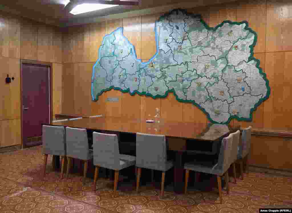 Зал совещаний с картой Латвийской ССР. 