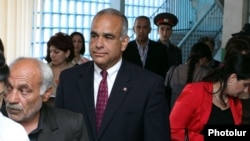 Րաֆֆի Հովհաննիսյանը ընտրատեղամասում, Երեւան, 6-ը մայիսի, 2012թ.