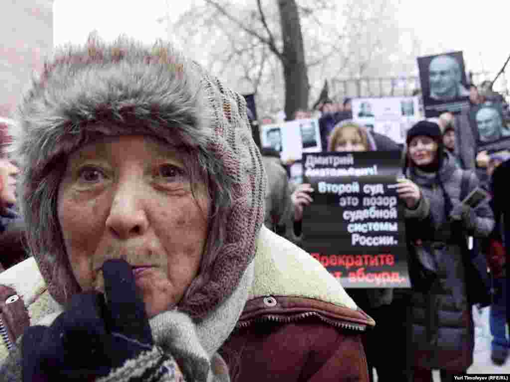 Чарага җыелучылар "Хурлык!", "Путинсыз Русия" дип кычкырды