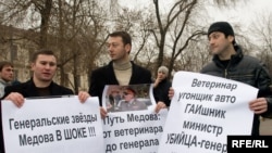 Магомед Хазбиев (посередине)