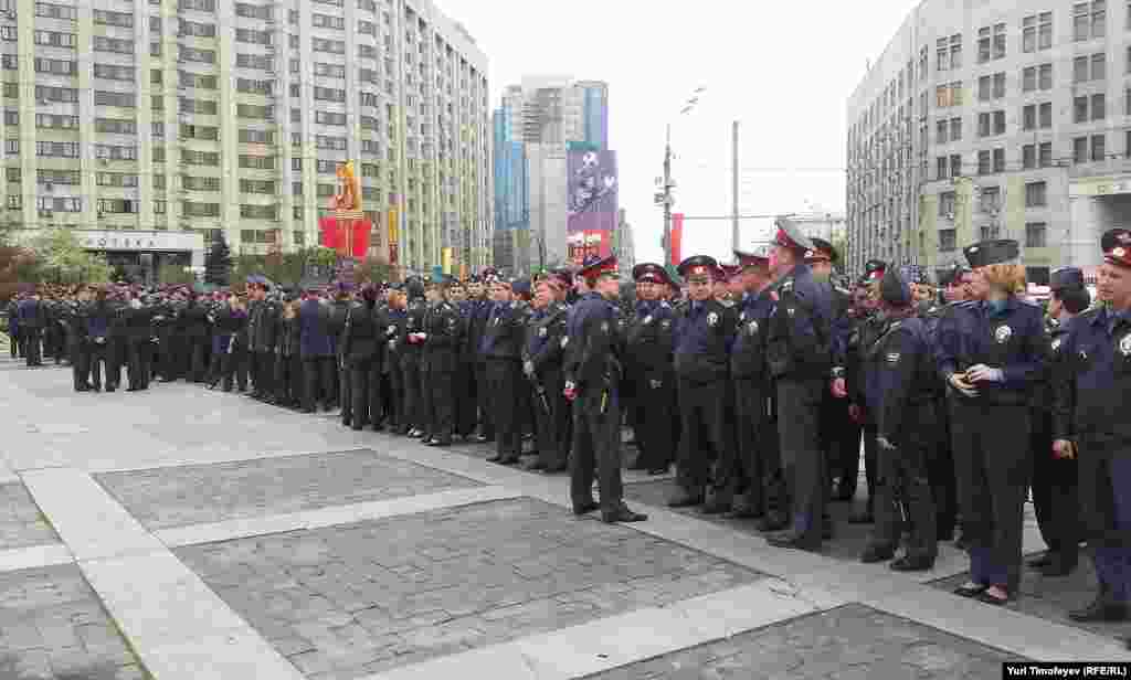 Калуга аянтындагы полиция күчтөрү