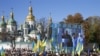 Люди слухають президента України Петра Порошенка під час молитовного заходу за томос для України. Київ, Софійська площа, 14 жовтня 2018 року