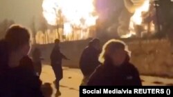 Rýazan şäherindäki ot alan nebiti gaýtadan işleýän zawoddan adamlar gaçyp barýar. 