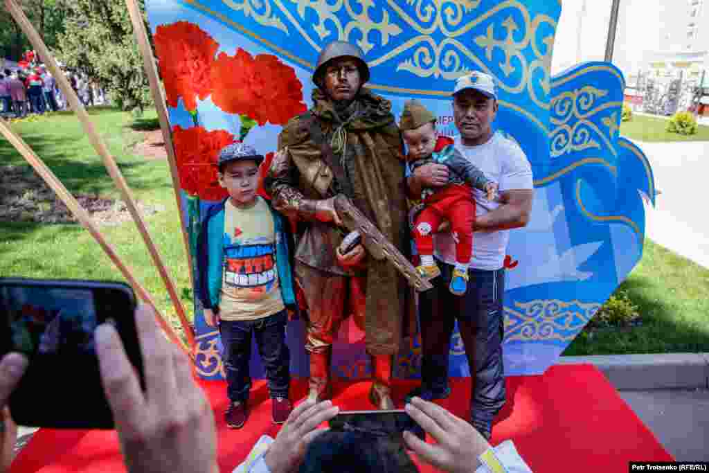 Мерекеге келгендер суретке түсіп жатыр. 