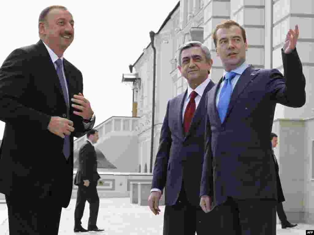 Ռուսաստան -- Հայաստանի, Ռուսաստանի եւ Ադրբեջանի նախագահների եռակողմ հանդիպումը Կազանում, 24-ը հունիսի, 2011թ. - RUSSIAN FEDERATION, Kazan : Russian President Dmitry Medvedev (R) welcomes his Armenian counterpart Serzh Sarkisian (C) and Azerbaijan's President Ilham Aliyev (L) during their meeting in Kazan on June 24, 2011. The rival leaders of Armenia and Azerbaijan were to meet at a summit hosted by Russia on Friday to seek a breakthrough on a territorial row that world powers fear could again erupt into armed conflict. The meeting in the Russian Volga city of Kazan between Armenian President Serzh Sarkisian and his Azerbaijani counterpart Ilham Aliyev, supervised by Russia's Dmitry Medvedev, is accompanied by rare optimism. RIA NOVOSTI / KREMLIN POOL / DMITRY ASTAKHOV
