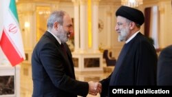 Премьер-министр Армении Никол Пашинян и президент Ирана Эбрахим Раиси (архивная фотография).