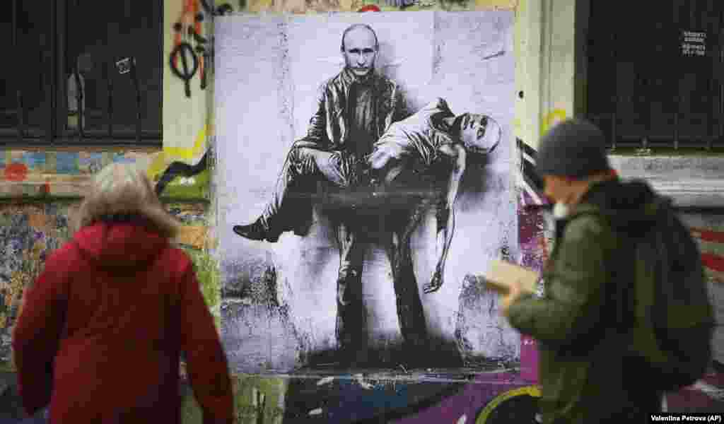 Зображення президента Росії Володимира Путіна із власним трупом на руках. Робота Станіслава Біловського. Софія, Болгарія