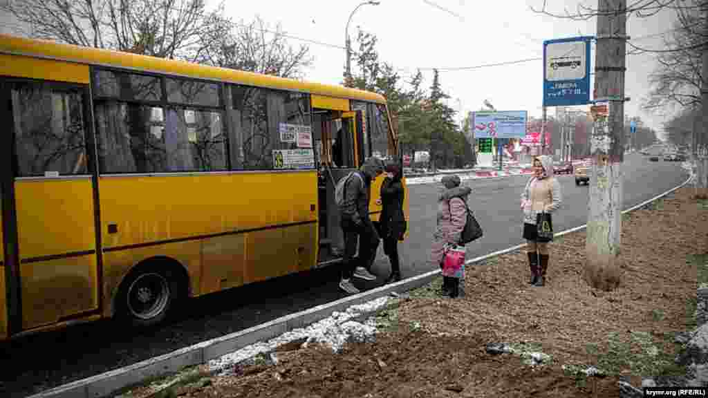 Sevastopolskaya soqağında yapıp bitirilmegen yol qısmı. Yolcular qazılğan yerde turmağa mecbur