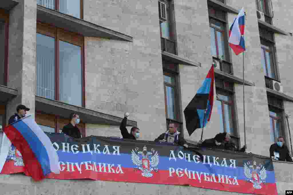 Облустук администрациянын алдына илинген "Донецк республикасы" деген жазуусу бар желектер.