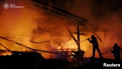 Рятувальники гасять пожежу після російського удару по Полтавщині в березні цього року