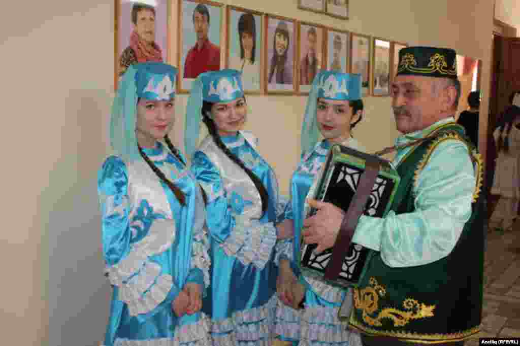 Пономаревка районы Дүсмәт авылының "Ләйсән" ансамбле