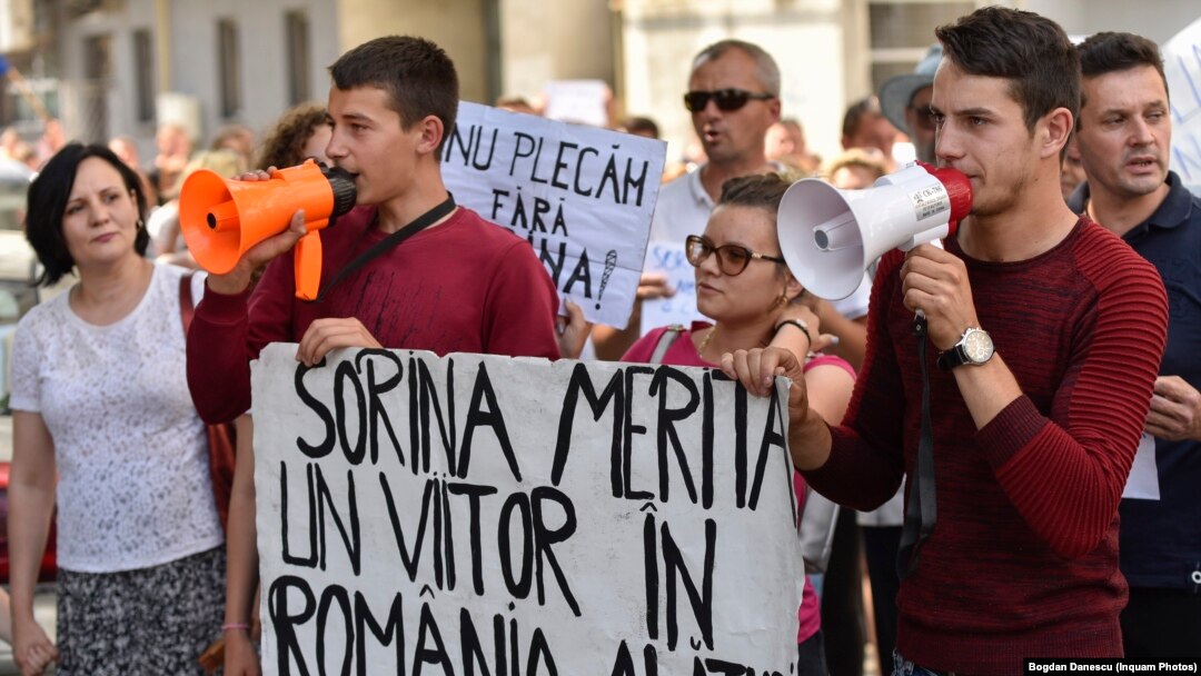 Proteste la Craiova împotriva adopției Sorinei de către familia de români stabilită în SUA.