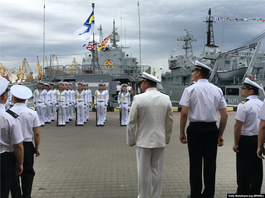 На кораблях урочисто підняли військово-морські прапори