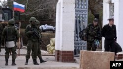 Українські військові покидають базу в Новоозерному, 19 березня 2014 року