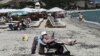 O femeie face plajă în Halkidiki, 7 iunie 2024.