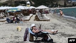 O femeie face plajă în Halkidiki, 7 iunie 2024.