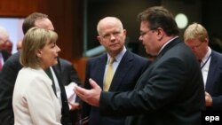 Ministra croată de externe Vesna Pusic, ministrul britanic William Hague si cel lituanian Linas Linkevicius discutând astăzi la Bruxelles sancțiunile impotriva Ucrainei.