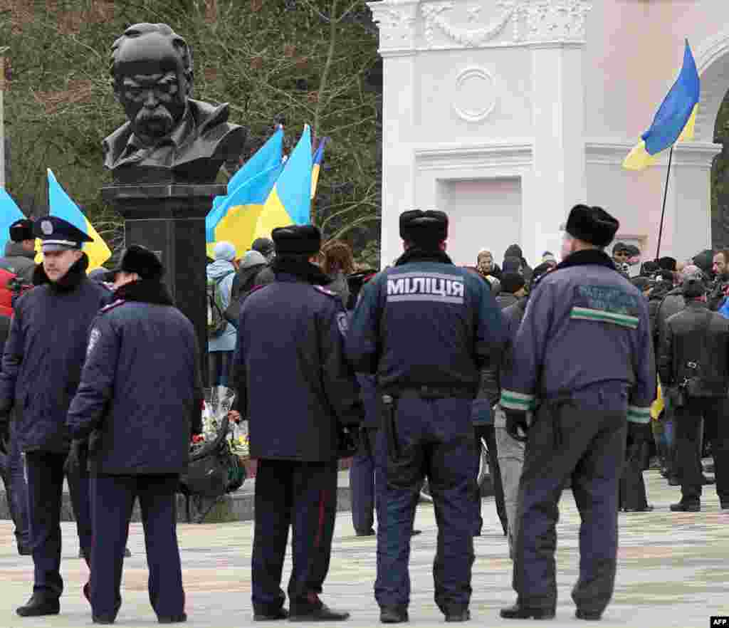 Міліція спостерігає за мітингом проукраїнських активістів біля пам'ятника Шевченку. 11 березня 2014 року