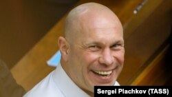Депутат впевнений, що зможе довести свою невинуватість і обіцяє «всіх, хто причетний до цієї афери, рано чи пізно наздогнати і посадити на лаву підсудних»

